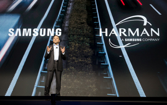 디네쉬 팔리월(Dinesh Paliwal) 하만 대표이사가 작년 초 미국 라스베이거스에서 열린 CES(소비자가전쇼) 2018 전시회에서 발표를 하고 있다. <삼성전자 제공>